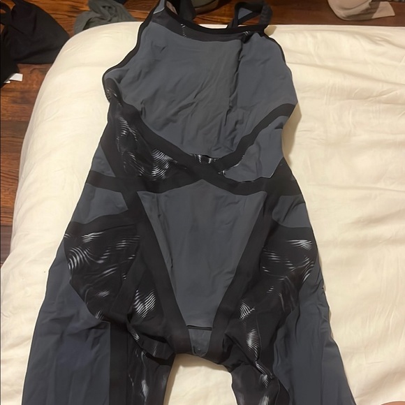 Women’s TYR Venzo Techsuit/ Kneeskin - Picture 5 of 6